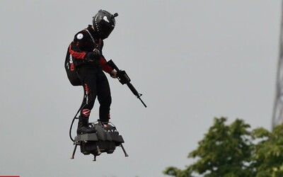 V Paříži se na vojenské přehlídce objevil člověk na létajícím prkně. Video zachycuje vynálezce na svém flyboardu