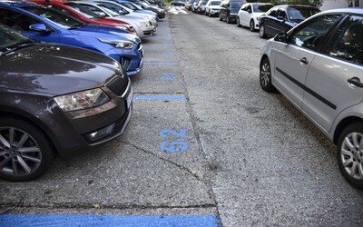 V Petržalke zadarmo zaparkujú už iba domáci. Vodičov bez trvalého pobytu to vyjde draho