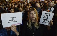 V Poľsku prijímajú kontroverzný zákon o sexe. Gynekológovi napríklad hrozí väzenie, ak podpíše 17-ročnej žene antikoncepciu