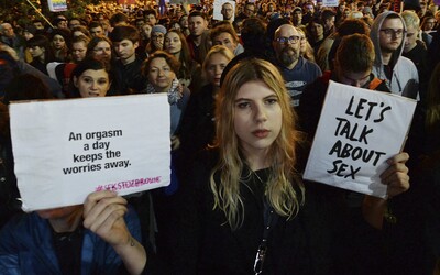 V Polsku přijímají kontroverzní zákon o sexu. Gynekologovi například hrozí vězení, pokud předepíše 17leté ženě antikoncepci