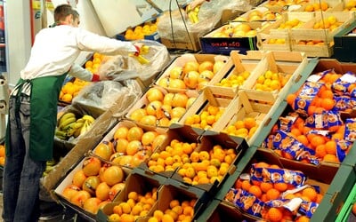 V Poľsku sa do obchodov dostalo nebezpečne kontaminované ovocie. Predávajú ho aj v reťazcoch, kde nakupujú Slováci