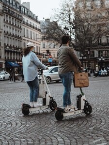 V Prahe si na zdieľaných elektrokolobežkách už nezajazdíš. Mesto chce vyčistiť verejný priestor od chaosu