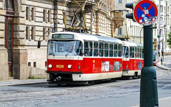 V Praze 8 došlo ke srážce tramvaje s autem. Provoz je omezen