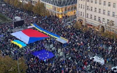 V Praze demonstrují desetitisíce lidí. Olena Zelenská poděkovala Česku za podporu Ukrajiny (Aktualizováno)