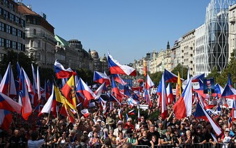 V Praze demonstrují tisíce lidí proti vládě. Chystají se na pochod městem