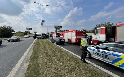 V Praze došlo k nehodě dvou autobusů. Počet zraněných osob zatím není znám, do pomoci byl zapojen i vrtulník