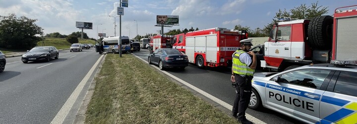 V Praze došlo k nehodě dvou autobusů. Počet zraněných osob zatím není znám, do pomoci byl zapojen i vrtulník