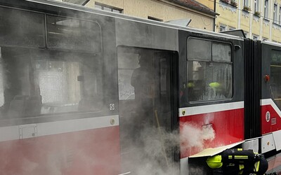 V Praze hořela tramvaj. Škoda je pět milionů korun