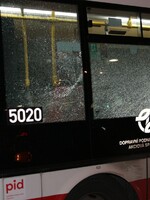 V Praze někdo poškodil okna MHD, nejspíše střílel ze vzduchovky