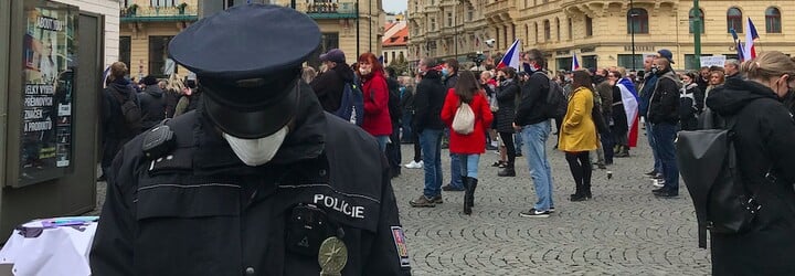 V Praze opět protestovaly stovky lidí. Policie zatkla jednoho člověka