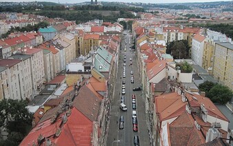 V Praze po parapetu lezlo dvouleté batole. Matka uvnitř bytu spala