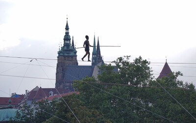 V Prahe prešla svetoznáma povrazolezkyňa 350-metrové lano nad Vltavou