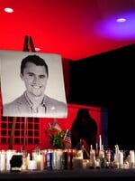 V Praze proběhla zádušní mše za zastřeleného aktivistu Kirka. Policie musela řešit potyčku