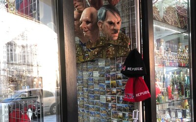 V Praze prodávali gumové masky Hitlera, upozornil na ně až německý velvyslanec