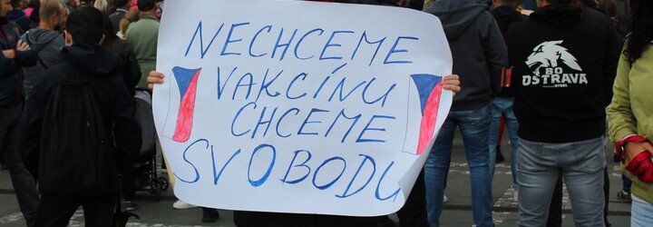 V Praze protestovala stovka lidí proti povinnému očkování dětí. To ale povinné není