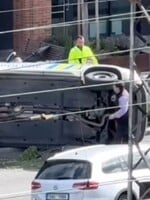 V Praze se převrátilo policejní auto. Záběry od Vladimira 518 ukazují, jak ostatní přispěchali na pomoc