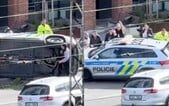 V Praze se převrátilo policejní auto. Záběry od Vladimira 518 ukazují, jak ostatní přispěchali na pomoc