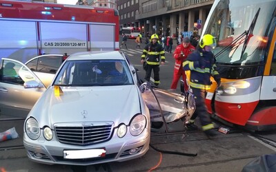 V Praze se srazilo auto s tramvají, dva lidé se vážně zranili (Aktualizováno)