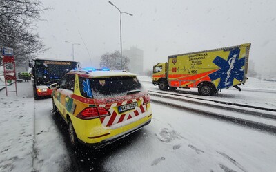 V Praze se srazily dva autobusy, nehoda si vyžádala 7 zraněných