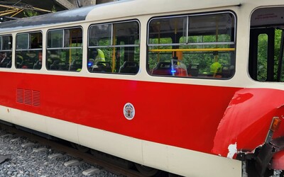 V Praze se srazily dvě tramvaje, řidič zůstal zaklíněn