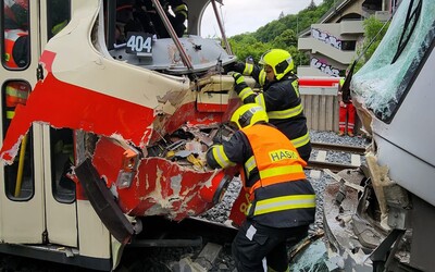 V Praze se srazily dvě tramvaje, řidič zůstal zaklíněn