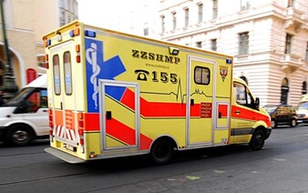 V Praze srazilo auto ženu s kočárkem, dítě je v umělém spánku (Aktualizováno)