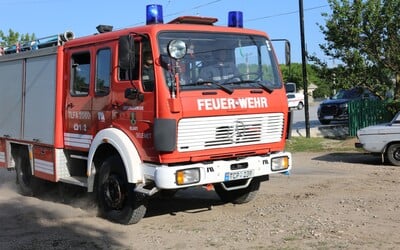 V Rakúsku uhoreli v elektromobile dvaja mladí ľudia. Hasiči mali problém auto uhasiť