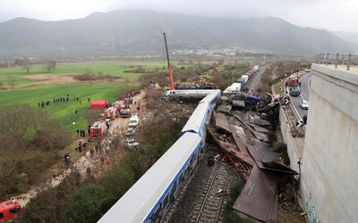 V Řecku se čelně srazily dva vlaky, zemřelo nejméně 32 lidí 