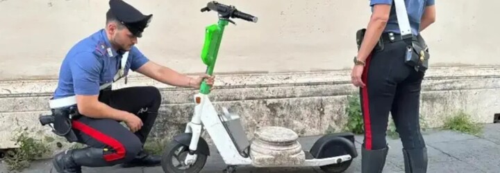 V Ríme sa udiala bizarná krádež. Nemecký turista sa na kolobežke rútil s 30-kilovým starovekým rímskym artefaktom