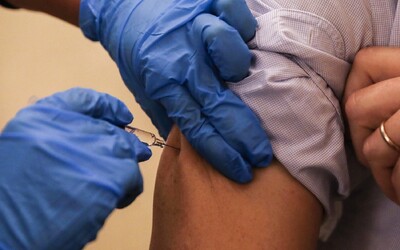 V Rusku začali očkovat proti koronaviru. Vakcína Sputnik má prý 95procentní účinnost