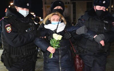 V Rusku bylo zatčeno 5 000 lidí za jeden den. Protestovali proti Putinovu útoku na Ukrajinu