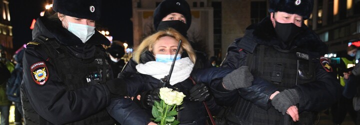 V Rusku zatkli 5 000 ľudí za jeden deň. Protestovali proti Putinovmu útoku na Ukrajinu