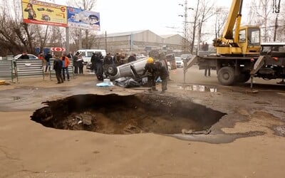 V Rusku zomreli 2 muži, keď sa pod nimi prepadla cesta a spadli do jamy. Z prasknutého potrubia ich zasiahla takmer vriaca voda