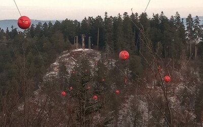V Slovenskom raji osadili signalizačné balóny na elektrickom vedení, ktoré pred štyrmi rokmi zapríčinilo smrť posádky vrtuľníka