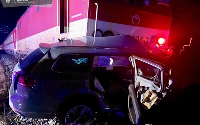 V Šuranoch sa zrazil vlak s autom. Tragickú nehodu neprežili dve osoby