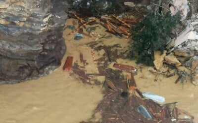 V Taliansku spadli pri zosuve pôdy do mora stovky rakiev