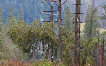V Tatrách o chvíľu udrie silná víchrica. Vietor bude dosahovať rýchlosť 125 km/h, meteorológovia vydali výstrahy