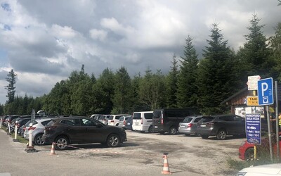 V Tatrách platia nové parkovacie pravidlá: turisti si musia odteraz dávať veľký pozor