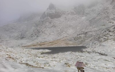 V Tatrách sa zobudili do zasneženého rána, zajtra bude snehu ešte viac