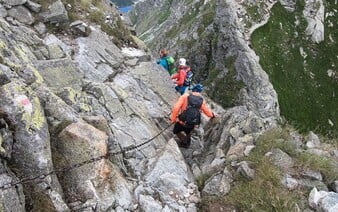 V Tatrách si niekto značkuje skaly na žlto. „Je to prejav arogancie,“ reaguje horský vodca