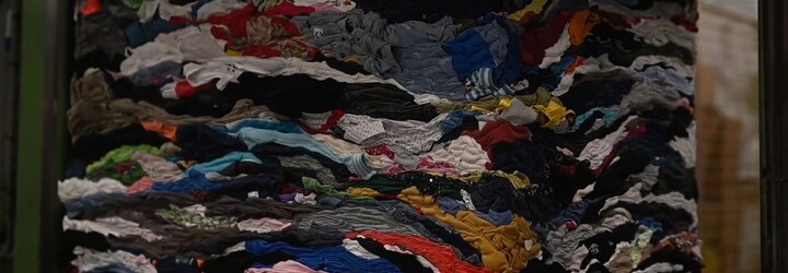 V Textile House vytriedia denne 90 ton oblečenia. Najlepšie kúsky predajú v sekáčoch za desiatky eur, speňažia aj topánky bez páru