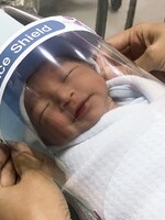 Miminka v Thajsku mají ochrannou masku na obličej, aby byla chráněna před koronavirem