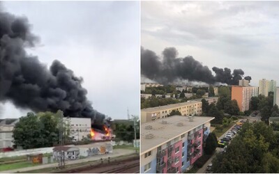 Na Slovensku hořel sklad s chemikáliemi, nad městem se valil hustý černý kouř. Evakuovali 1 500 lidí