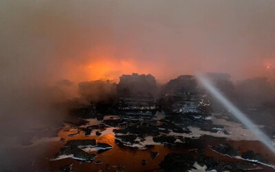 V Trnave horí sklad s nábytkom, zasahujú desiatky hasičov