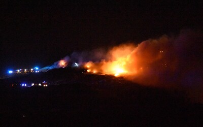V Trnave už druhý deň horí skládka. Požiar sa snaží uhasiť viac ako 30 hasičov a dobrovoľníkov