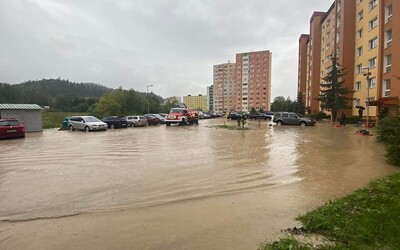V Trstenej sa vylial potok, mesto vyhlásilo tretí stupeň povodňovej aktivity