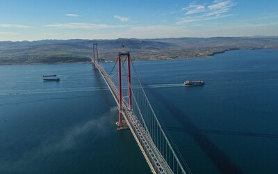 V Turecku otevřeli nejdelší visutý most na světě. Spojuje Evropu a Asii