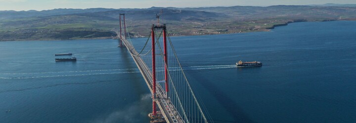 V Turecku otevřeli nejdelší visutý most na světě. Spojuje Evropu a Asii