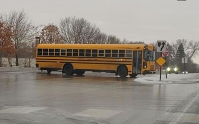 V USA zaútočili mrazy a školské autobusy sa doslova kĺzali po ľadovej ceste. Deti sa zas korčuľovali na chodníkoch