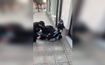 V Uherském Hradišti došlo k tvrdému zákroku policie na muže bez respirátoru se synem. Lidé zákrok v přítomnosti dítěte odsuzují